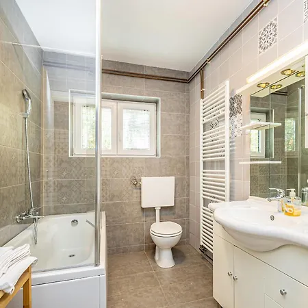 Bellona 3* مالينسكا